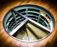 Круглый стеклянный люк с актуатором подъемом створки на винтовую лестницу винного погреба с выносными петлями